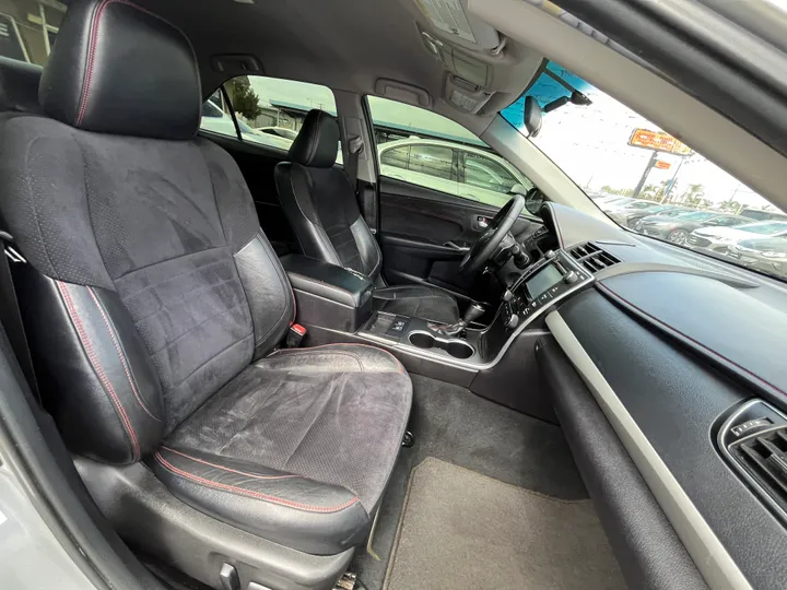 SILVER, 2015 TOYOTA CAMRY XSE Image 37
