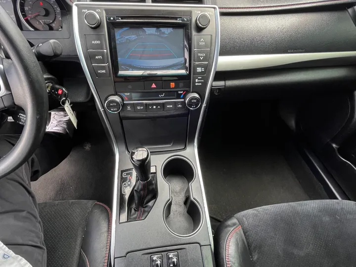 SILVER, 2015 TOYOTA CAMRY XSE Image 39