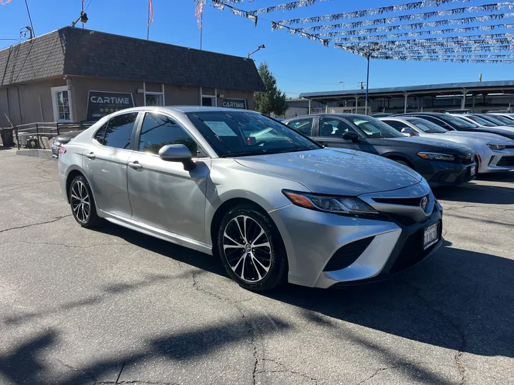 SILVER, 2019 TOYOTA CAMRY SE Image 2