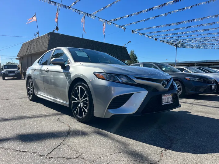 SILVER, 2019 TOYOTA CAMRY SE Image 3