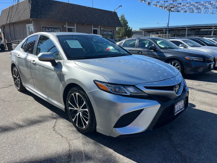 SILVER, 2019 TOYOTA CAMRY SE Image 4