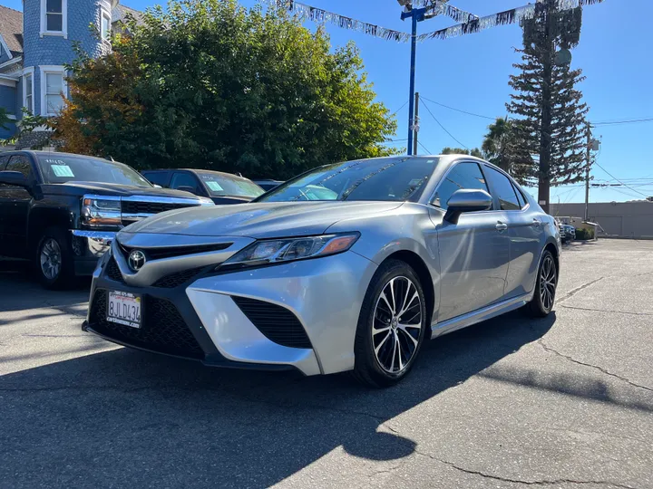 SILVER, 2019 TOYOTA CAMRY SE Image 6