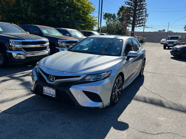 SILVER, 2019 TOYOTA CAMRY SE Image 8