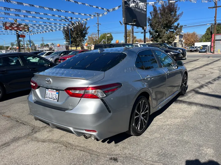 SILVER, 2019 TOYOTA CAMRY SE Image 9