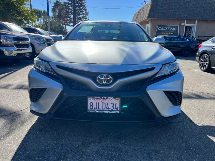 SILVER, 2019 TOYOTA CAMRY SE Image 10