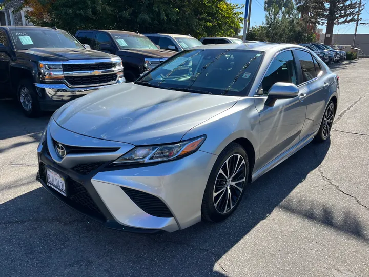 SILVER, 2019 TOYOTA CAMRY SE Image 11