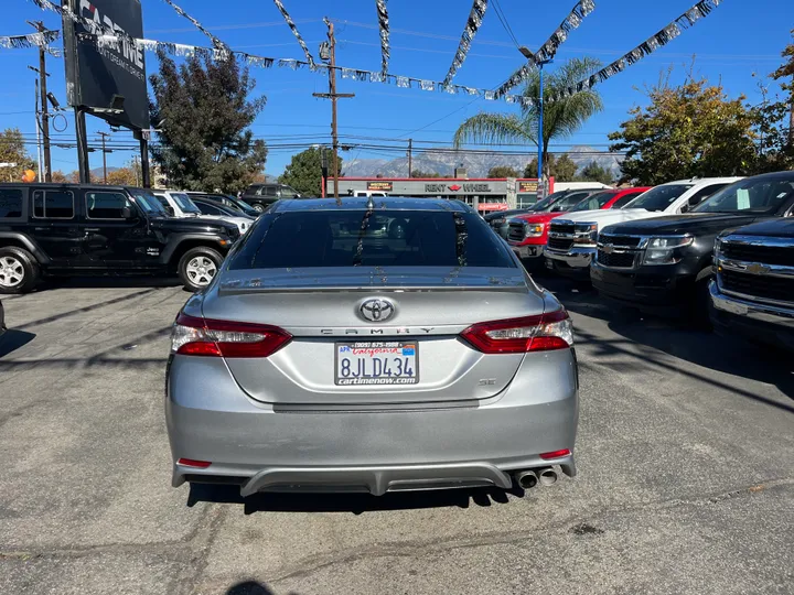 SILVER, 2019 TOYOTA CAMRY SE Image 13