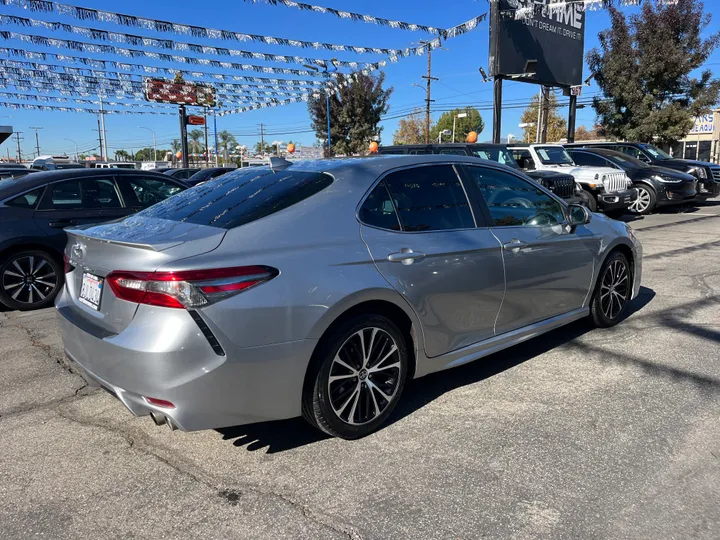 SILVER, 2019 TOYOTA CAMRY SE Image 14