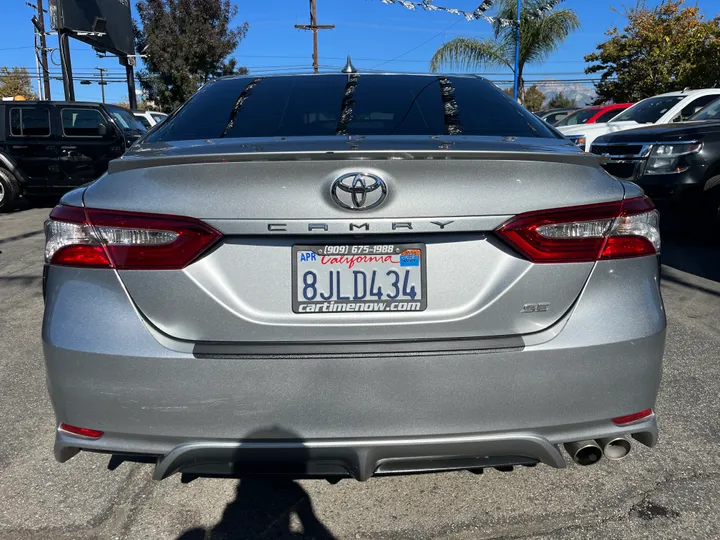 SILVER, 2019 TOYOTA CAMRY SE Image 16