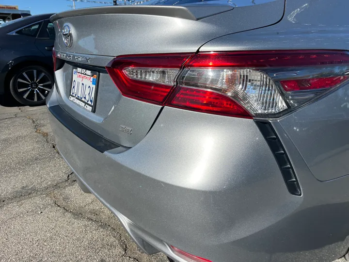 SILVER, 2019 TOYOTA CAMRY SE Image 20