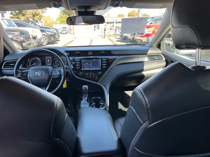 SILVER, 2019 TOYOTA CAMRY SE Image 21