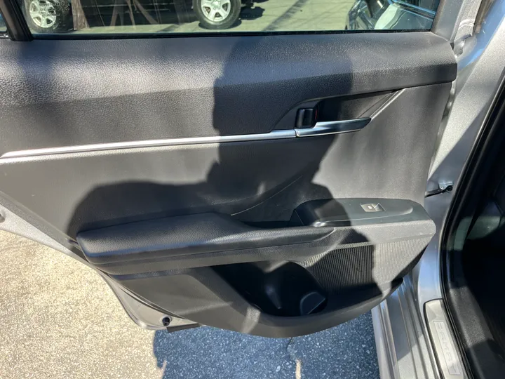 SILVER, 2019 TOYOTA CAMRY SE Image 23