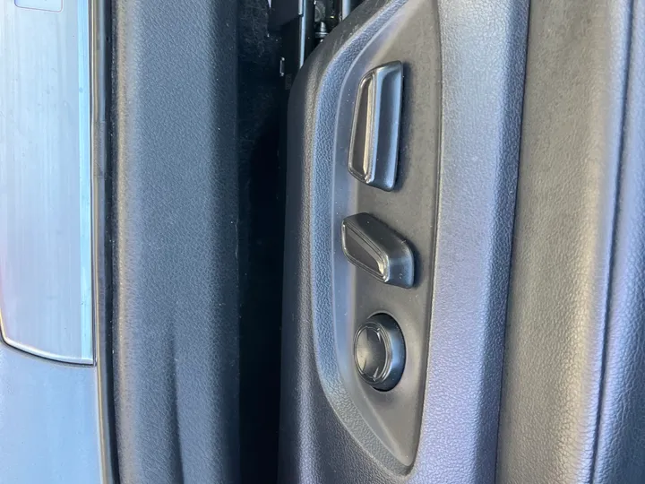 SILVER, 2019 TOYOTA CAMRY SE Image 24