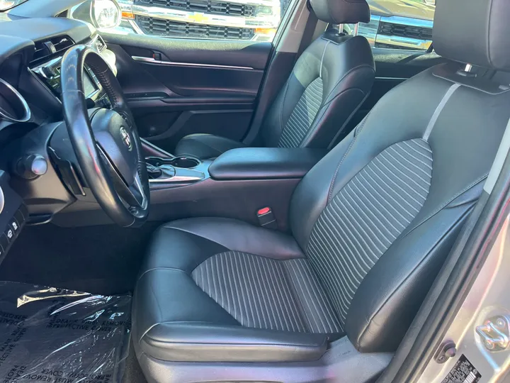 SILVER, 2019 TOYOTA CAMRY SE Image 29