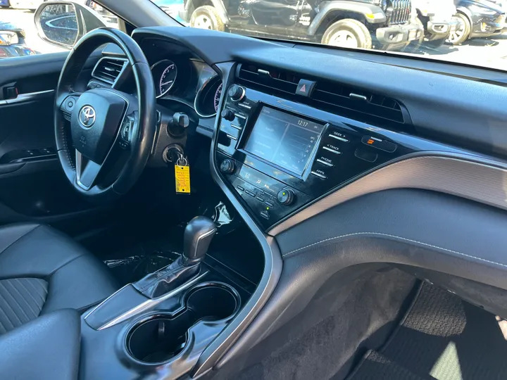 SILVER, 2019 TOYOTA CAMRY SE Image 42