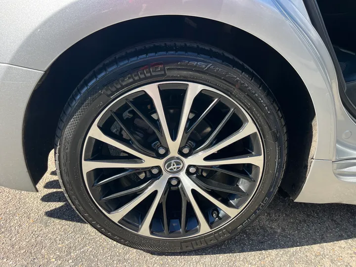 SILVER, 2019 TOYOTA CAMRY SE Image 52