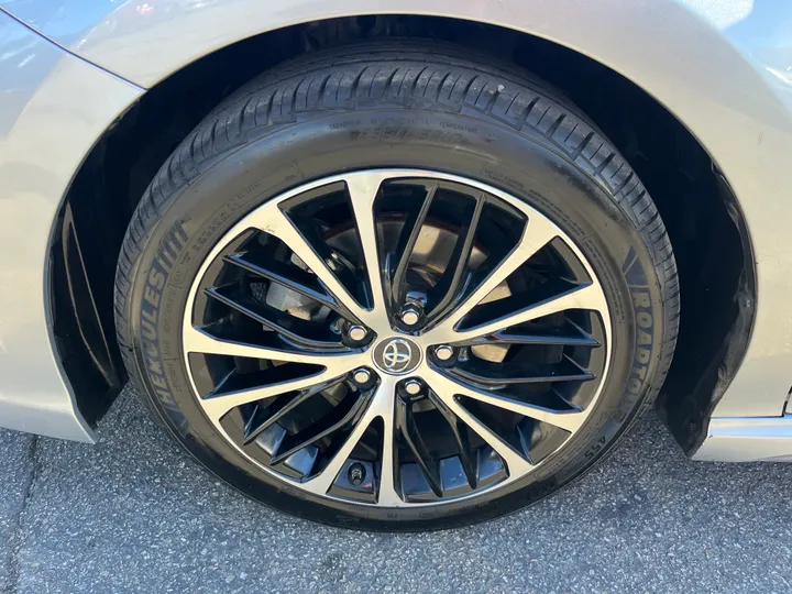 SILVER, 2019 TOYOTA CAMRY SE Image 54