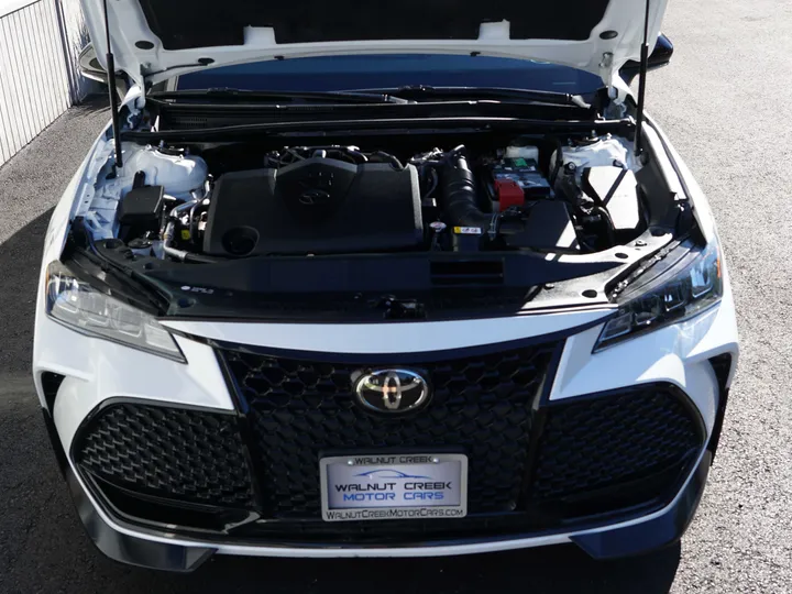 WHITE, 2020 TOYOTA AVALON Image 24
