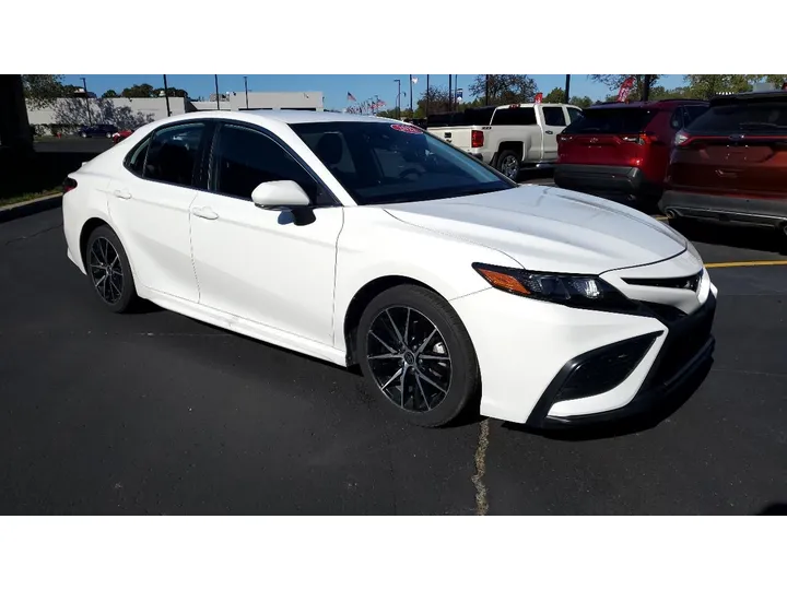WHITE, 2022 TOYOTA CAMRY Image 4