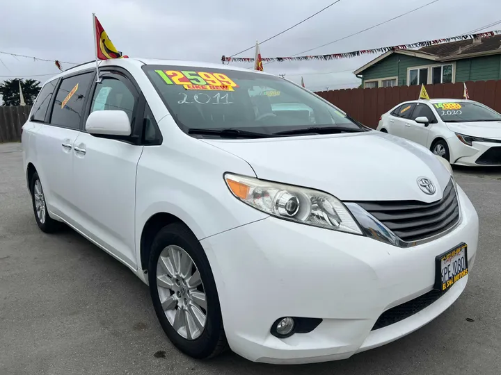 GREEN, 2011 TOYOTA SIENNA Image 3