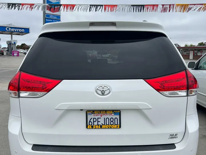 GREEN, 2011 TOYOTA SIENNA Image 4