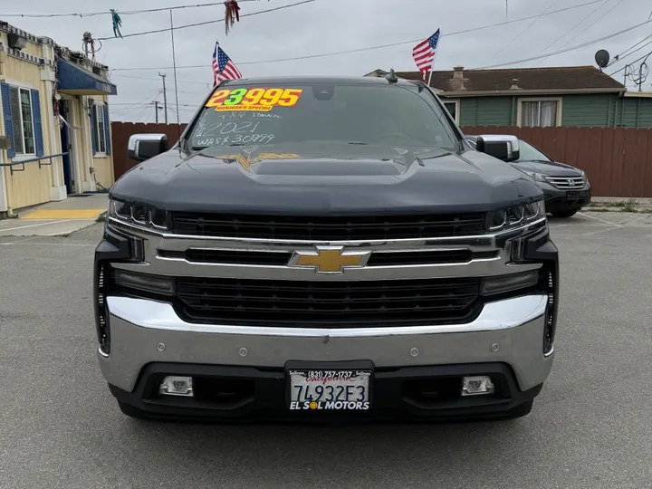 WHITE, 2021 CHEVROLET SILVERADO 1500 CREW CAB Image 2