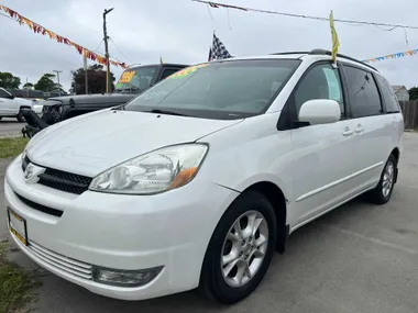 WHITE, 2004 TOYOTA SIENNA Image 25