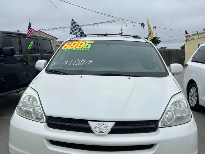 WHITE, 2004 TOYOTA SIENNA Image 2