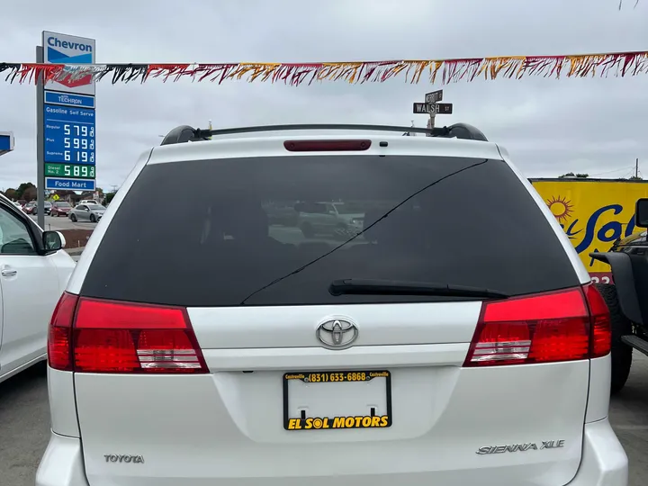 WHITE, 2004 TOYOTA SIENNA Image 4