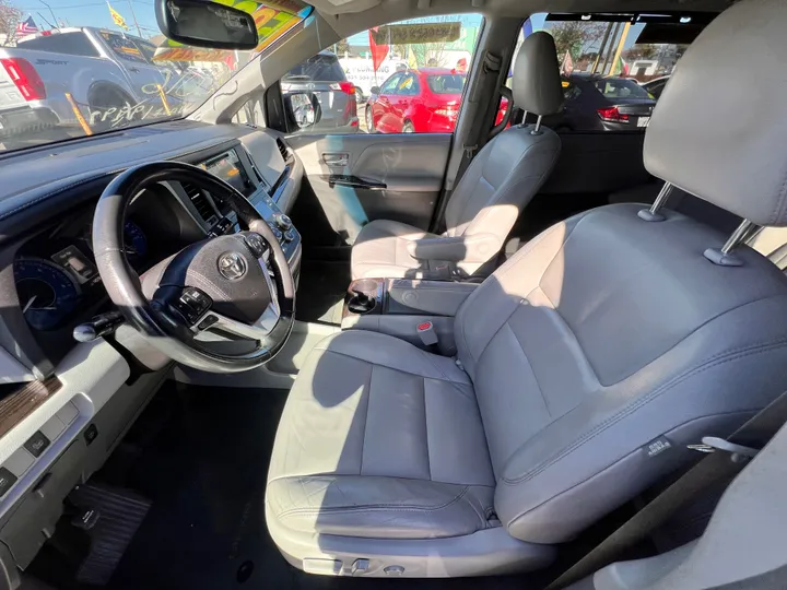 GREY, 2016 TOYOTA SIENNA Image 6