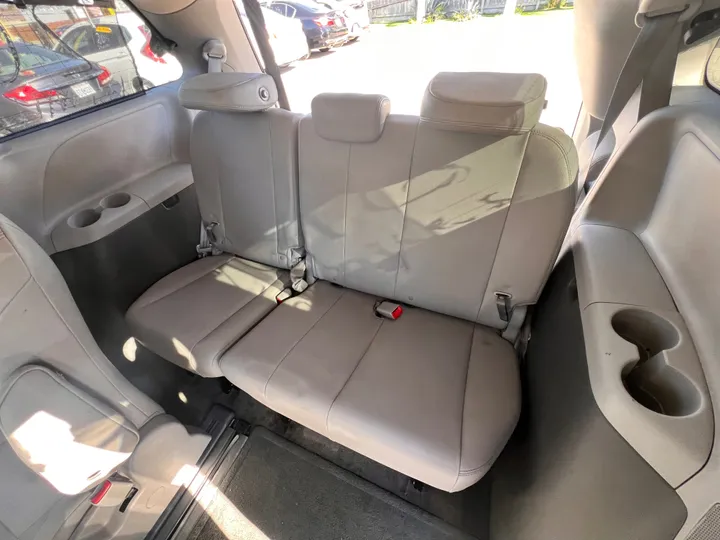 GREY, 2016 TOYOTA SIENNA Image 11