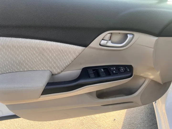 WHITE, 2015 HONDA CIVIC Image 4