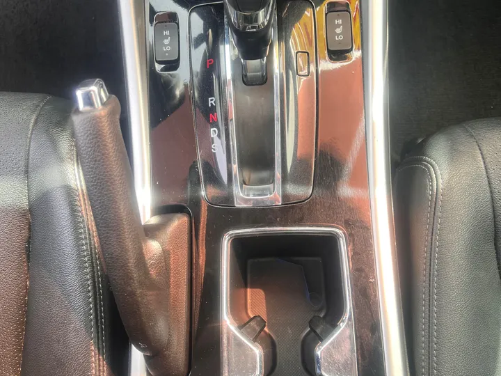 2017 HONDA ACCORD Image 11