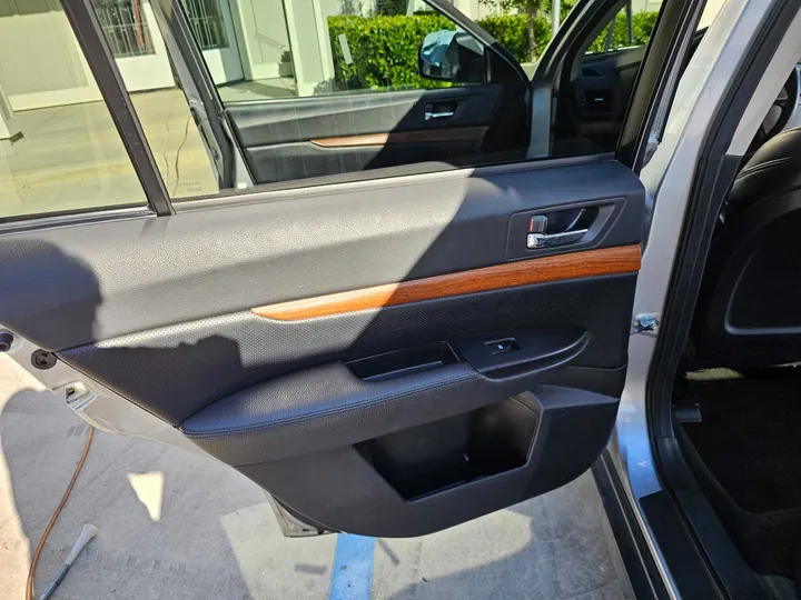 SILVER, 2013 SUBARU OUTBACK Image 9