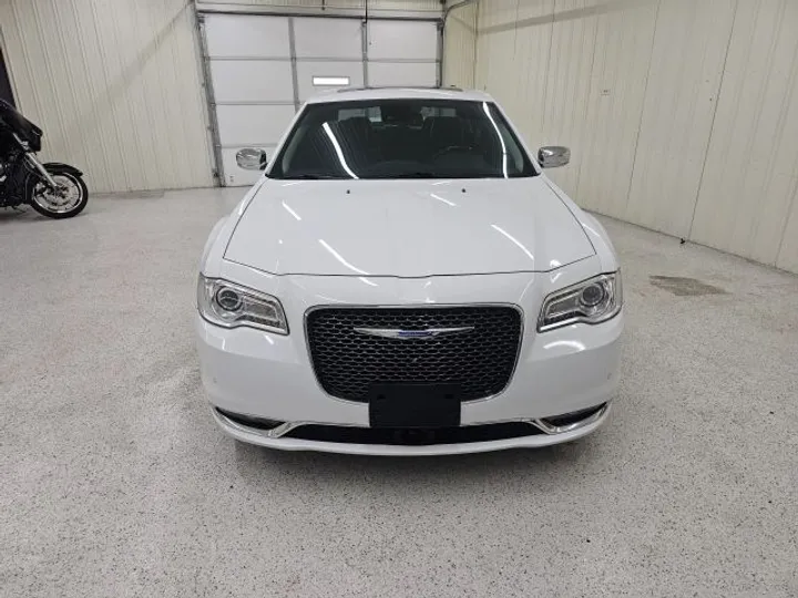 WHITE, 2018 CHRYSLER 300 Image 2