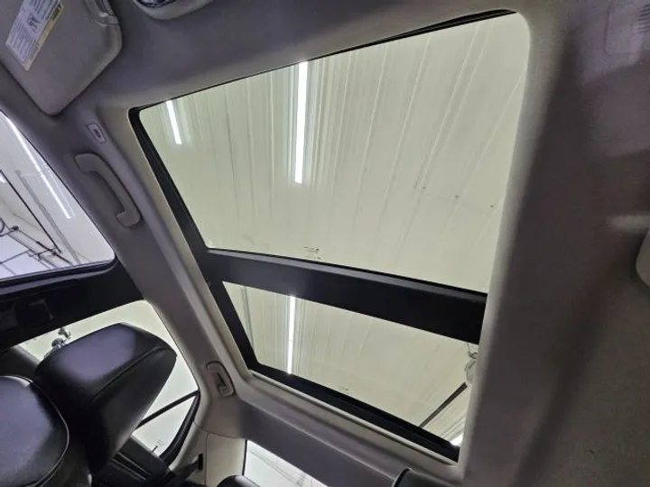 WHITE, 2018 CHRYSLER 300 Image 14