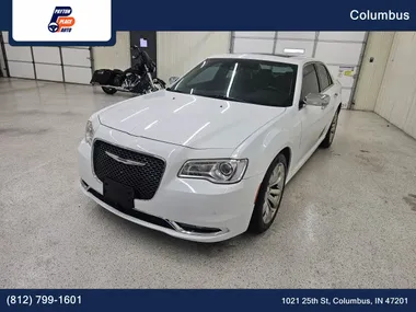 WHITE, 2018 CHRYSLER 300 Image 
