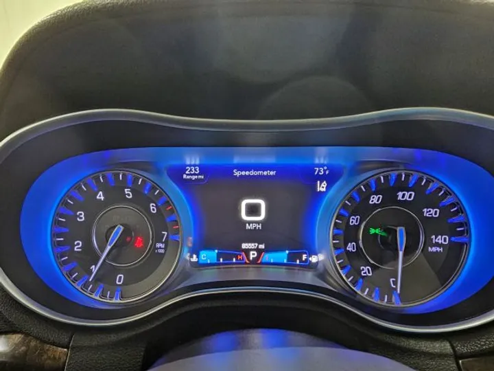 WHITE, 2018 CHRYSLER 300 Image 15