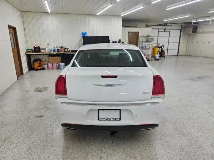 WHITE, 2018 CHRYSLER 300 Image 6