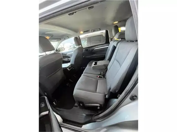 SILVER, 2018 TOYOTA HIGHLANDER Image 6