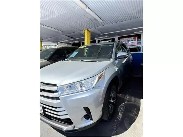 SILVER, 2018 TOYOTA HIGHLANDER Image 2