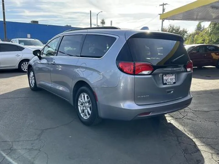 SILVER, 2020 CHRYSLER VOYAGER Image 12