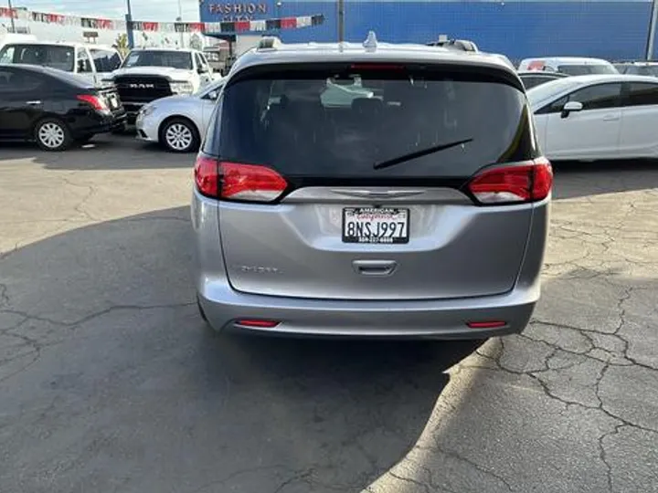 SILVER, 2020 CHRYSLER VOYAGER Image 13