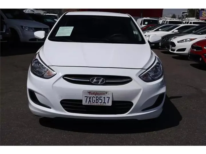 WHITE, 2015 HYUNDAI ACCENT Image 2