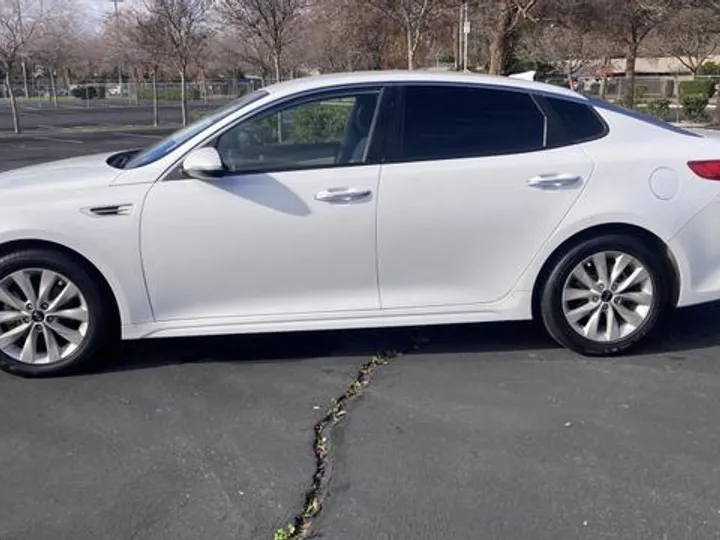 WHITE, 2016 KIA OPTIMA Image 15