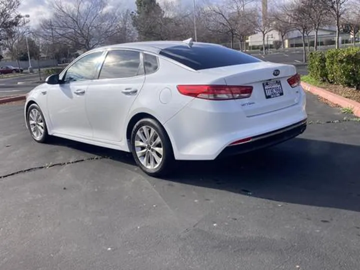 WHITE, 2016 KIA OPTIMA Image 16