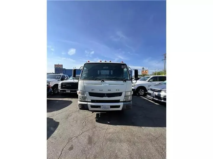 WHITE, 2012 MITSUBISHI FUSO FE Image 8