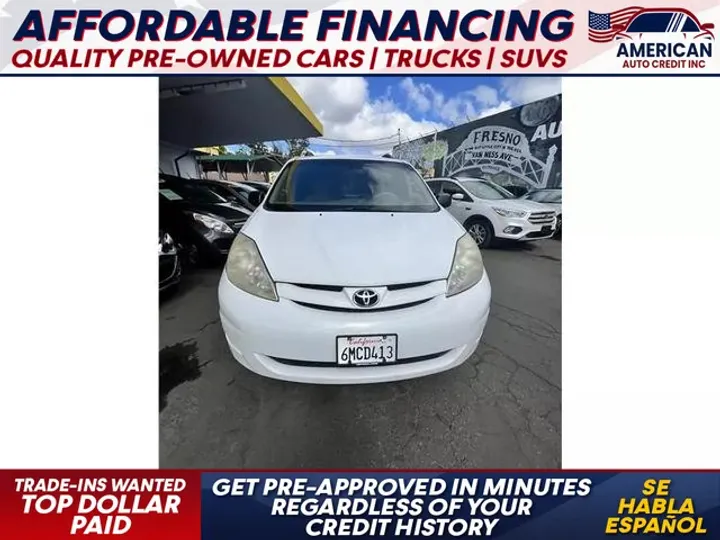 WHITE, 2008 TOYOTA SIENNA Image 1