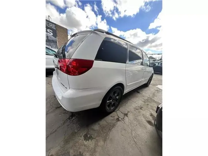 WHITE, 2008 TOYOTA SIENNA Image 5