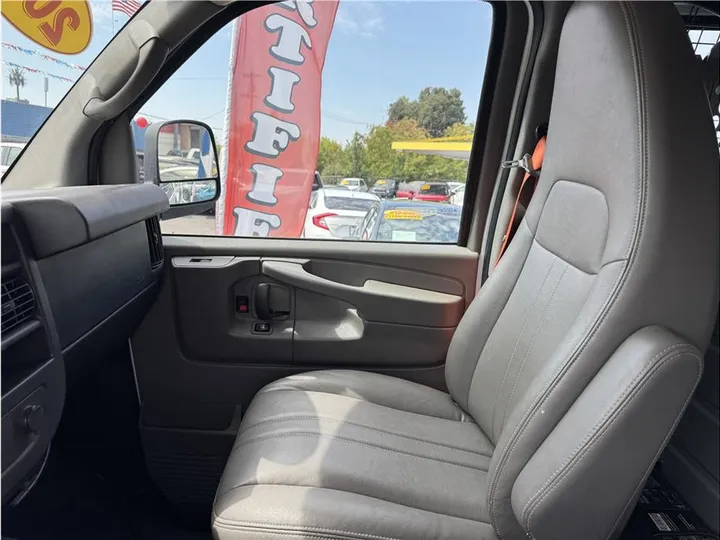 WHITE, 2014 CHEVROLET EXPRESS 2500 CARGO Image 9